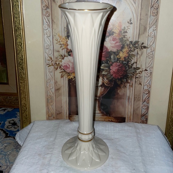 LENOX Ivory Fluted Porcelain Tivoli Bud Vase Embossed Gold Trim - Picture 1 of 10